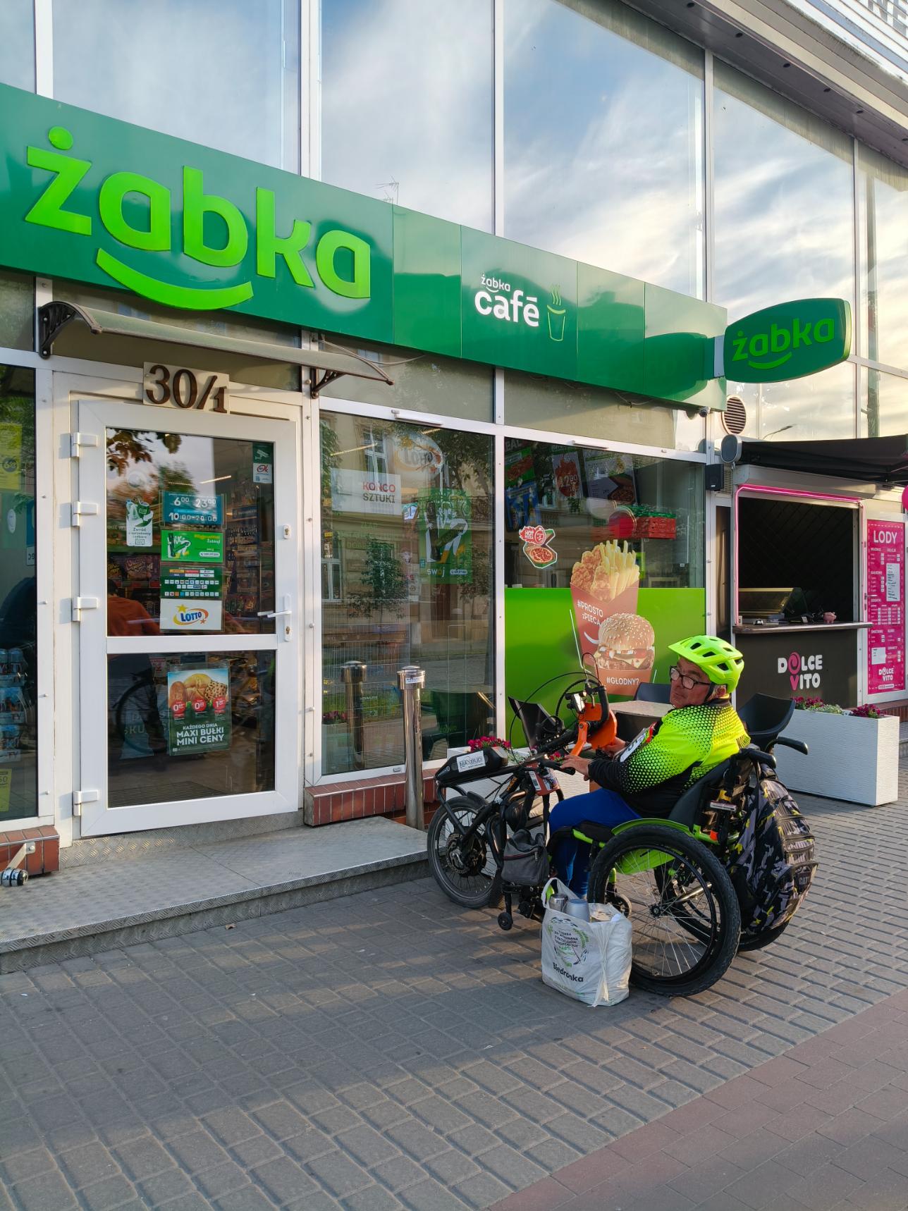 Zdjęcie do wpisu: Niedzielna zbiórka dla Zbyszka przy Żabce w Żninie po zamknięciu sklepu Briko intermarsze już przy kolejnym punkcie w Żninie